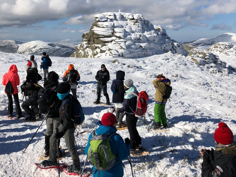 Grupo de participantes con raquetas