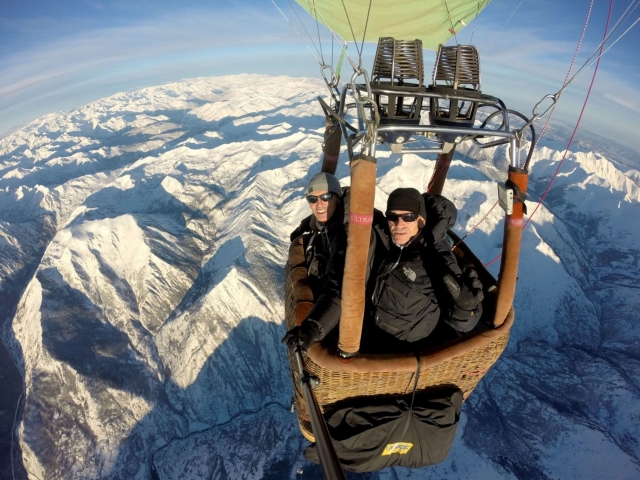 Enjoying the experience of flying in a balloon 