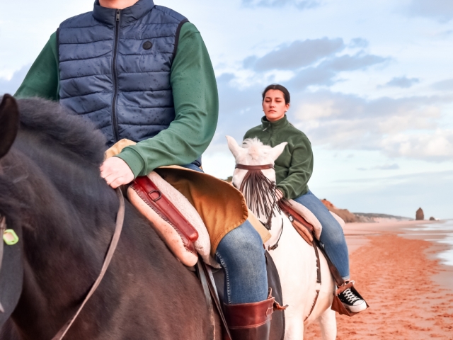 Montando a caballo por la playa