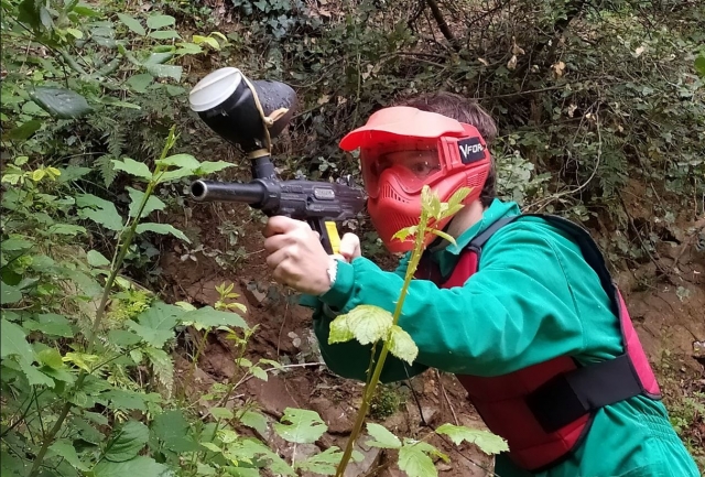  Joueur visant avec le marqueur de paintball