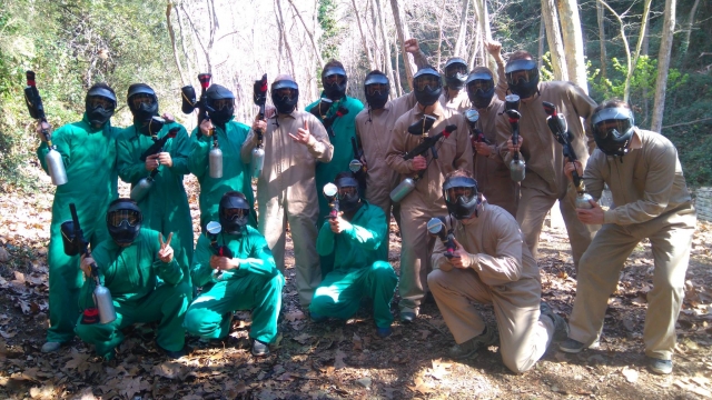  Préparé avec les marqueurs avant le match de paintball 