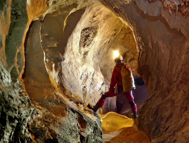  Beleuchteter Bereich der Höhle 