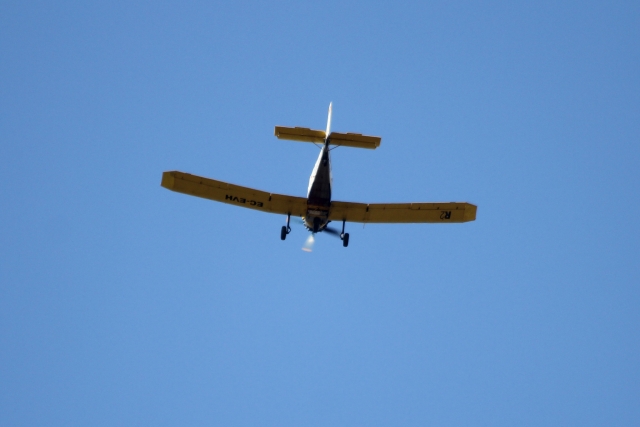  Kleinflugzeug am Himmel 