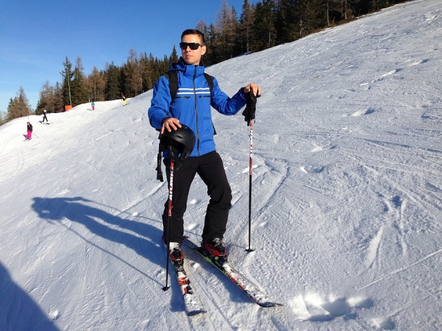  Die Stöcke in den Schnee stecken 