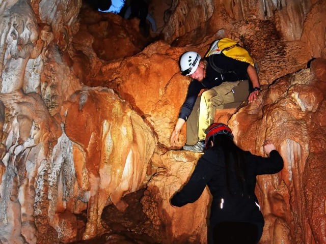 Explora el interior de las cuevas valencianas