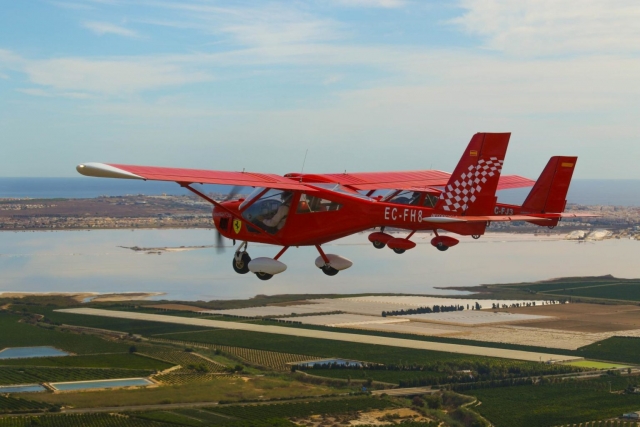  Ultraleichtflugzeuge starten 