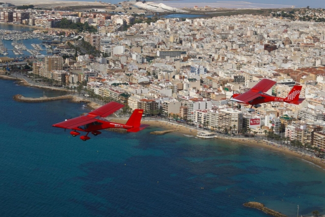  Kleinflugzeuge an der Küste von Alicante 