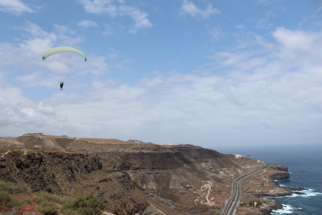  Pesquisa em parapente na costa canária