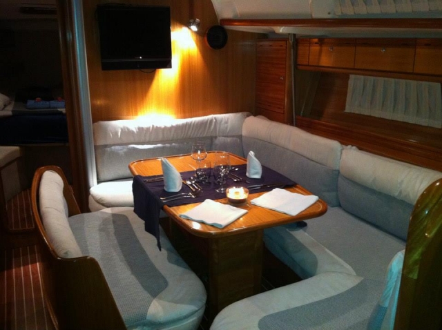  Romantic dinner on the boat 