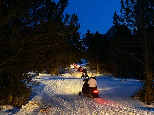  Profitez d'une balade nocturne en motoneige