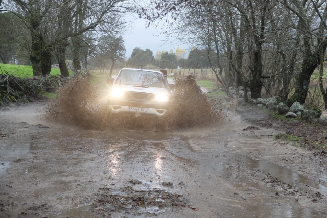  Überqueren schlammiger Straßen in einem 4x4 