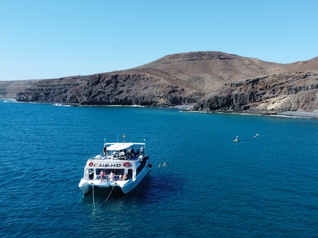  Catamarán por la costa de Giniginámar 