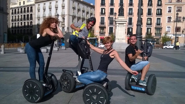  In sella a un segway 