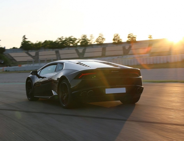  Hurricane Lamborghini no pôr do sol 
