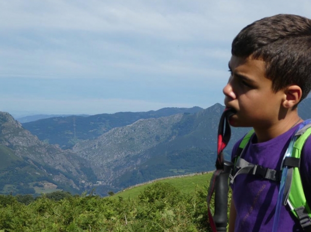  Kinder in den Bergen