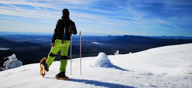  Cima della montagna innevata 