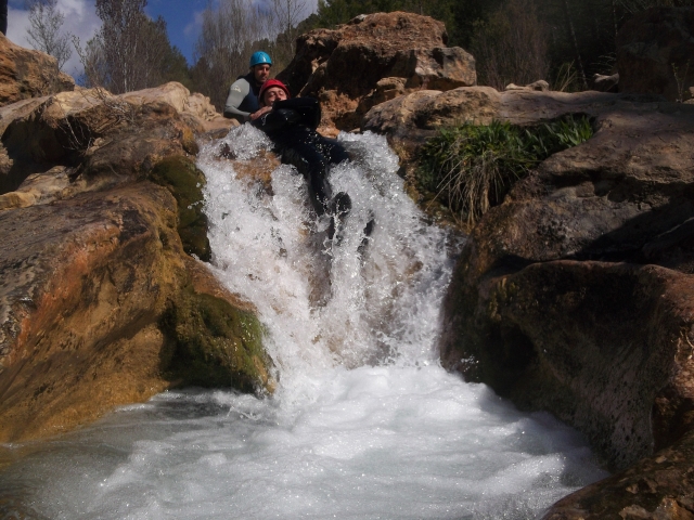 Abstieg über eine natürliche Rutsche im Fluss Cabriel 