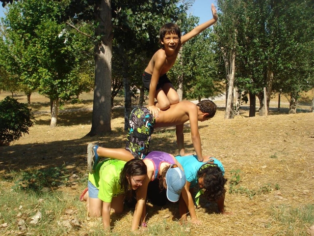  Human figures playing in the casal 