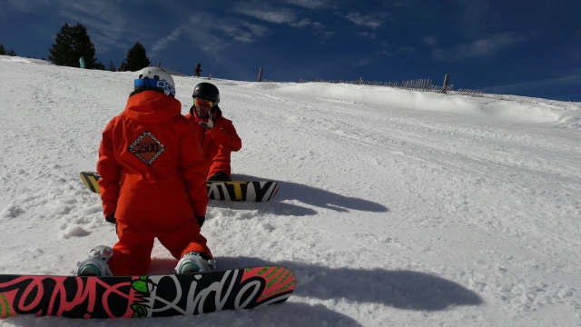 Junto al monitor de snowboard