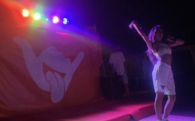festas à noite durante o acampamento 