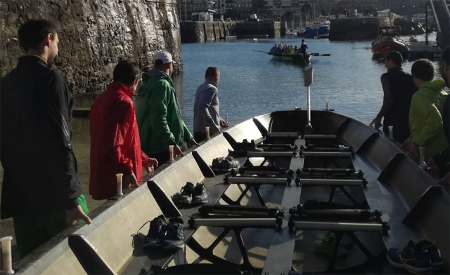 Actividad para grupos en canoa grande por San Sebastián