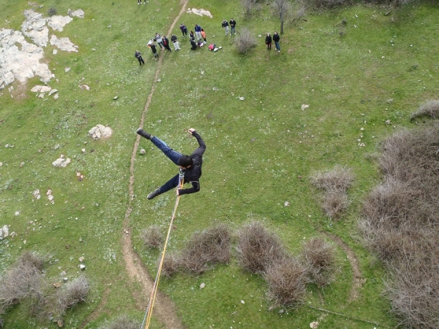 Tras saltar en puenting