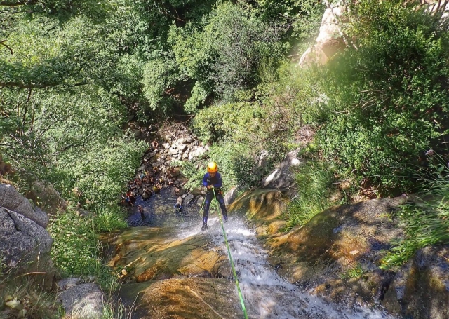Haciendo rápel por la cascada de agua