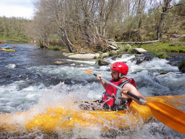  Canoa sulle rapide 