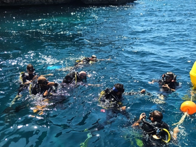  Groupe de plongeurs pendant le baptême de la plongée 