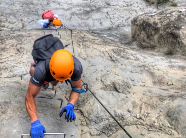  Escalade des agrafes de la via ferrata 