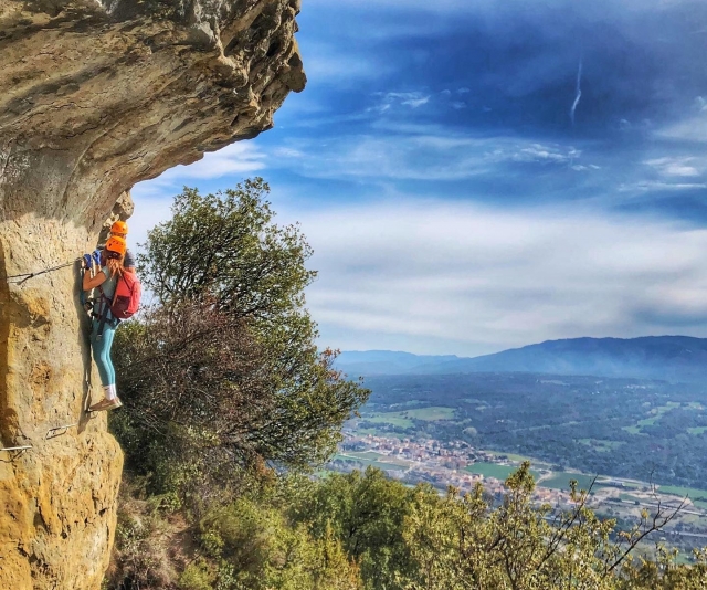  Surmonter les obstacles de la via ferrata des Baumes Corcades 