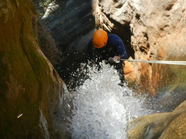  Discesa in corda doppia alla cascata 