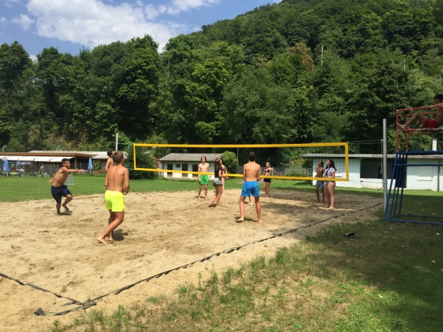 Jugando al volley en el campamento 