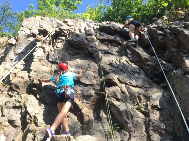 Escalando duranle el campamento 