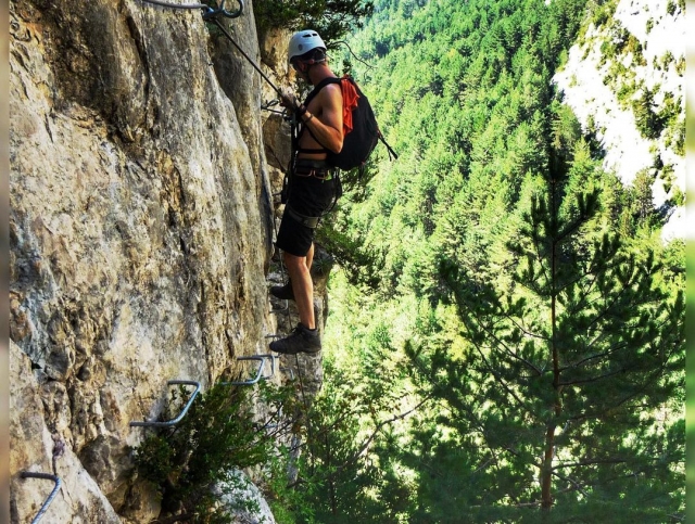  Surmonter les agrafes de la via ferrata