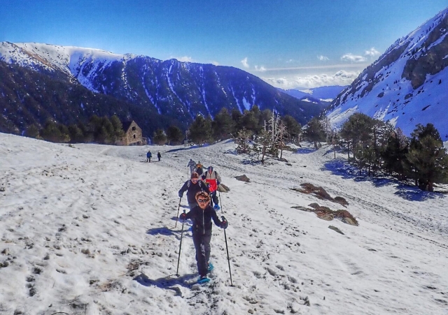  Caminhe com raquetes de neve através dos Montanas dos Pirinados 