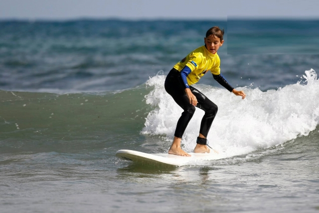 Niño cogiendo ola en Llanes