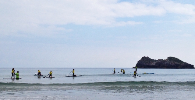 Niños practicando paddle surf