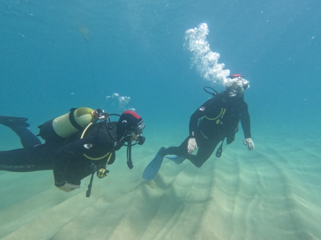  Zusammen mit dem Tauchlehrer am Meeresgrund das Meer 