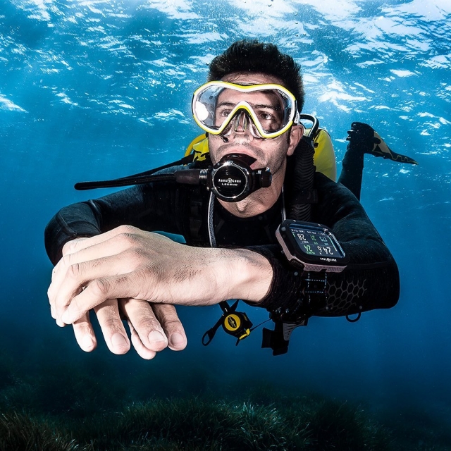  Plongeur près des fonds marins 