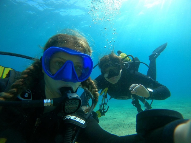 与海底的潜水教练一起