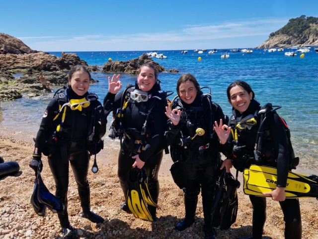 赫罗纳的 PADI 水肺潜水员