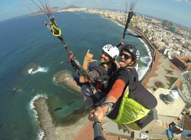 Parapendio sulla costa delle Canarie 