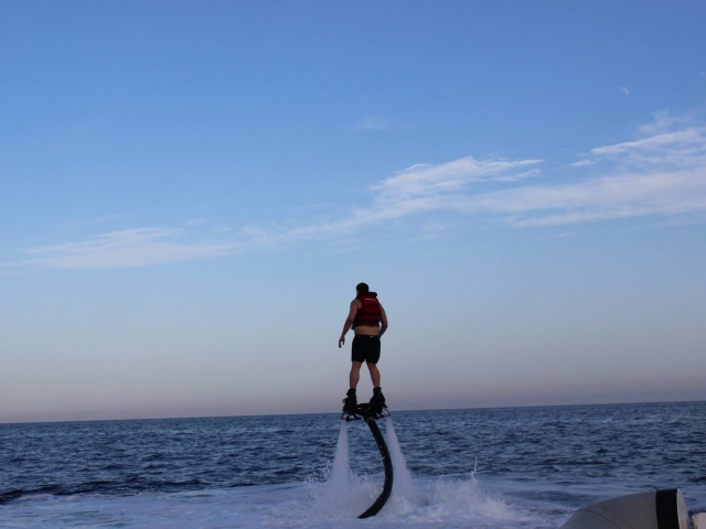 Haciendo flyboard en Port Fórum
