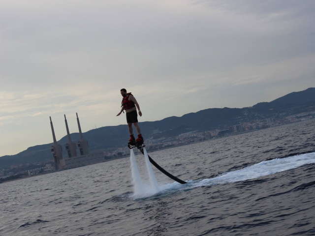 Subido en el flyboard en Barcelona