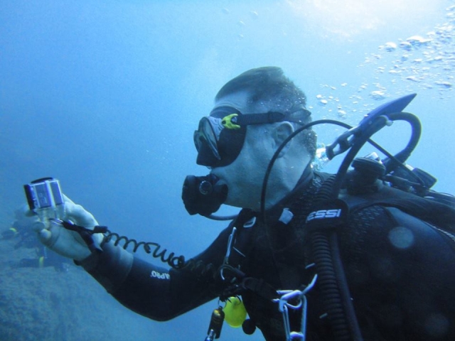  Taking underwater photos 
