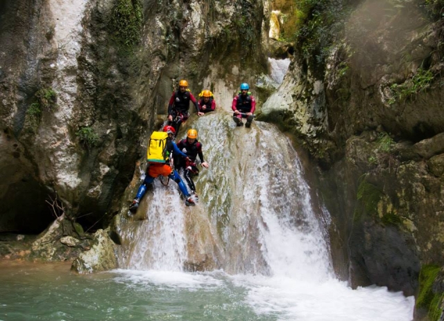  Üben des Abseilens in der Schlucht 