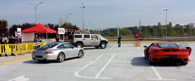 Junto con otros coches de alta gama