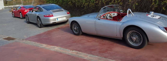 Junto a un clasico y un Ferrari