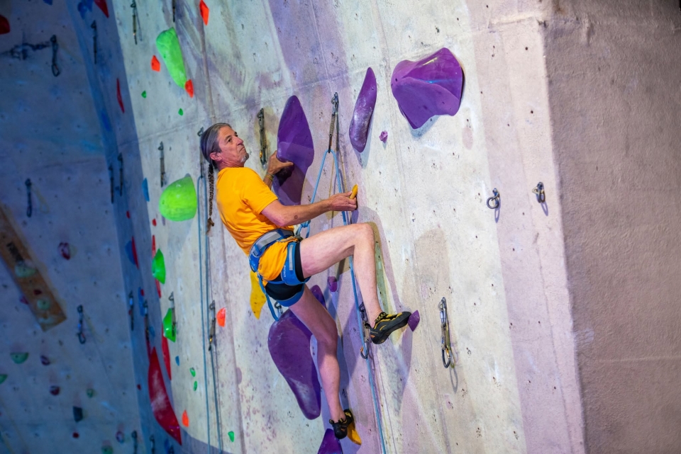 Erste Klettersession an der Kletterwand 
